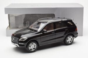 Mercedes M-Class W166 Obsidian Schwarz Metallic Minichamps 1:18 B66960063 Druckguss — Bild 8 von 8