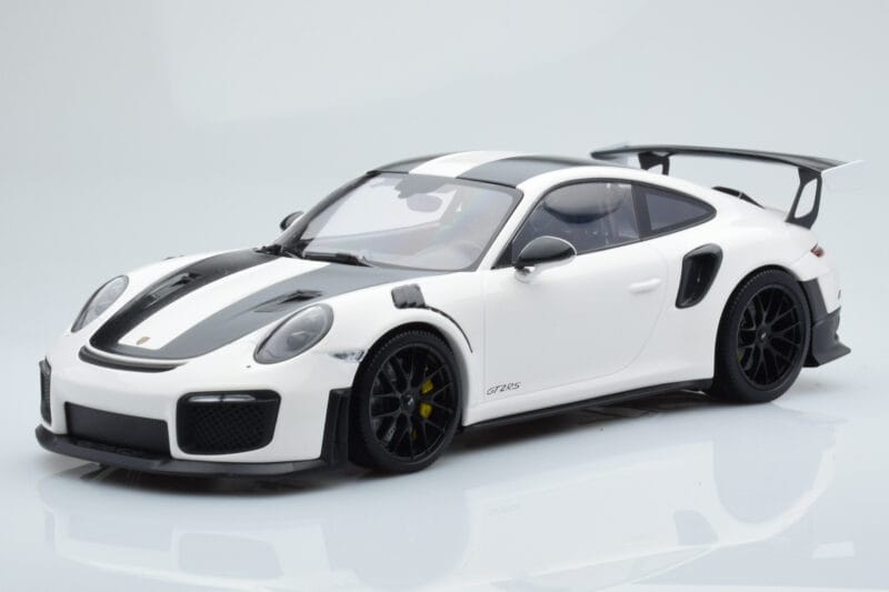 Porsche 911 GT2 RS 991.2 Weissach Package Weiß Schwarze Magnesiumfelgen Minichamps 1:18 153068309 Druckguss