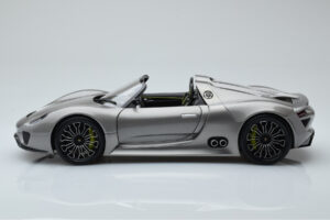 Porsche 918 Spyder Prototyp Grau Metallic Minichamps 1:18 110060030 Druckguss — Bild 4 von 7
