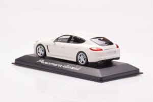 Porsche Panamera 970 Diesel Carrara Weiß Minichamps 1:43 WAP0200090C Druckguss — Bild 3 von 4