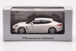 Porsche Panamera 970 Diesel Carrara Weiß Minichamps 1:43 WAP0200090C Druckguss — Bild 4 von 4