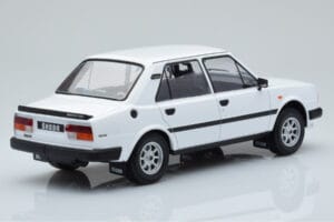 Skoda 130 L Weiß IXO 1:18 18CMC158 Druckguss — Bild 2 von 6
