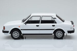 Skoda 130 L Weiß IXO 1:18 18CMC158 Druckguss — Bild 3 von 6