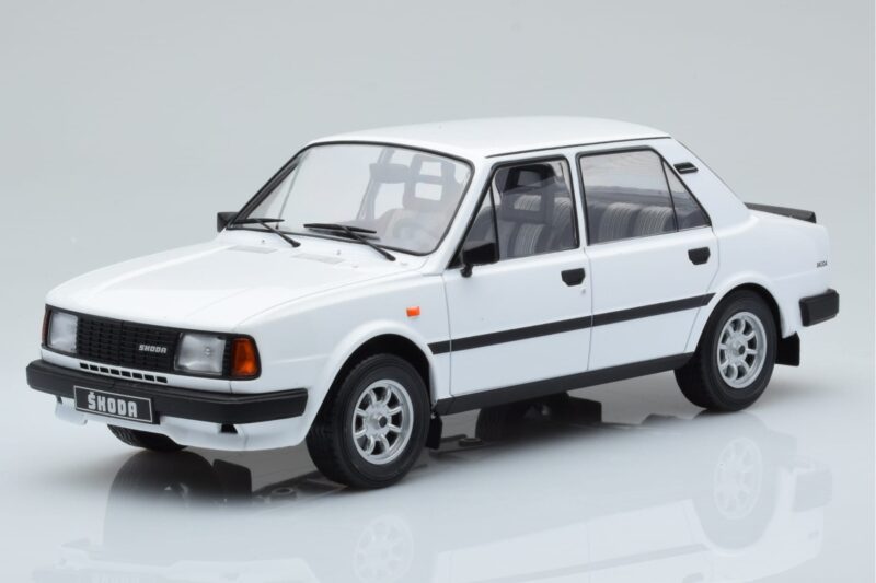 Skoda 130 L Weiß IXO 1:18 18CMC158 Druckguss