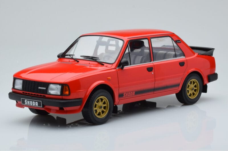Skoda 130 LR Rot IXO 1:18 18CMC159 Druckguss