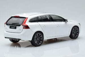 Volvo V60 D3 Crystal Weiss FAW 1:18 9430840 Druckguss — Bild 3 von 7
