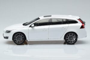 Volvo V60 D3 Crystal Weiss FAW 1:18 9430840 Druckguss — Bild 4 von 7