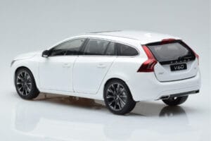 Volvo V60 D3 Crystal Weiss FAW 1:18 9430840 Druckguss — Bild 6 von 7