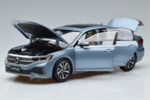 Volkswagen Passat B8 Blau FAW 1:18 ZVF000003A Druckguss — Bild 2 von 7