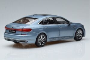 Volkswagen Passat B8 Blau FAW 1:18 ZVF000003A Druckguss — Bild 3 von 7