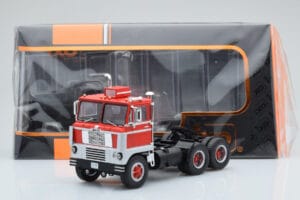 White 7400 Rot Silber IXO 1:43 TR170 Druckguss — Bild 5 von 5