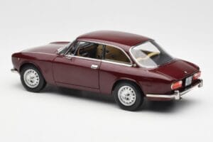 Alfa Romeo 2000 GTV Kastanienrot Norev 1:18 187916 Druckguss — Bild 7 von 8