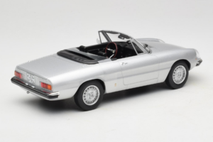 Alfa Romeo 2000 Spider Silber Norev 1:18 187884 Druckguss — Bild 2 von 6