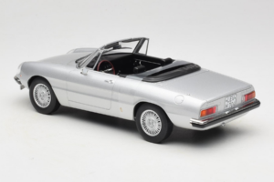 Alfa Romeo 2000 Spider Silber Norev 1:18 187884 Druckguss — Bild 5 von 6