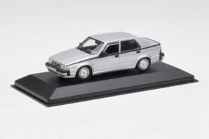Alfa Romeo 75 3.0 V6 Silber Minichamps 1:43 400120461 Druckguss — Bild 2 von 4