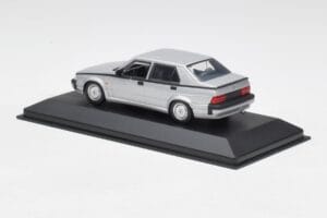 Alfa Romeo 75 3.0 V6 Silber Minichamps 1:43 400120461 Druckguss — Bild 3 von 4