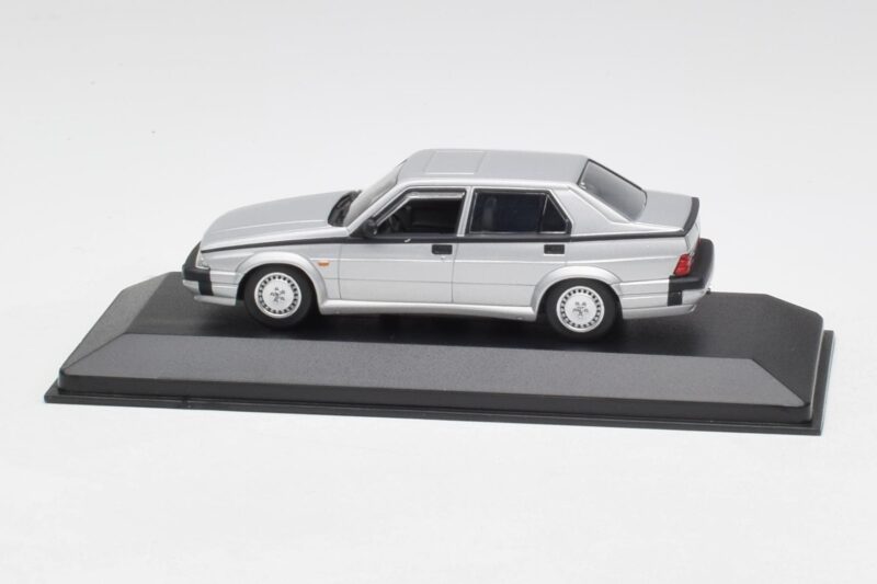 Alfa Romeo 75 3.0 V6 Silber Minichamps 1:43 400120461 Druckguss