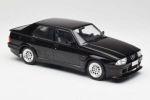 Alfa Romeo 75 Turbo Evoluzione Schwarz MCG 1:18 MCG18429 Druckguss — Bild 4 von 6