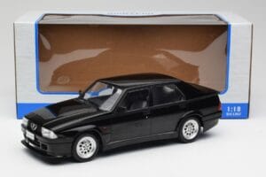 Alfa Romeo 75 Turbo Evoluzione Schwarz MCG 1:18 MCG18429 Druckguss — Bild 6 von 6