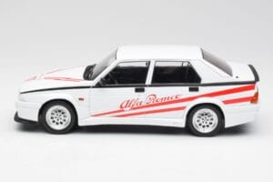 Alfa Romeo 75 Turbo Evoluzione Weiß MCG 1:18 MCG18430 Druckguss — Bild 3 von 6