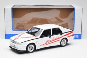 Alfa Romeo 75 Turbo Evoluzione Weiß MCG 1:18 MCG18430 Druckguss — Bild 6 von 6