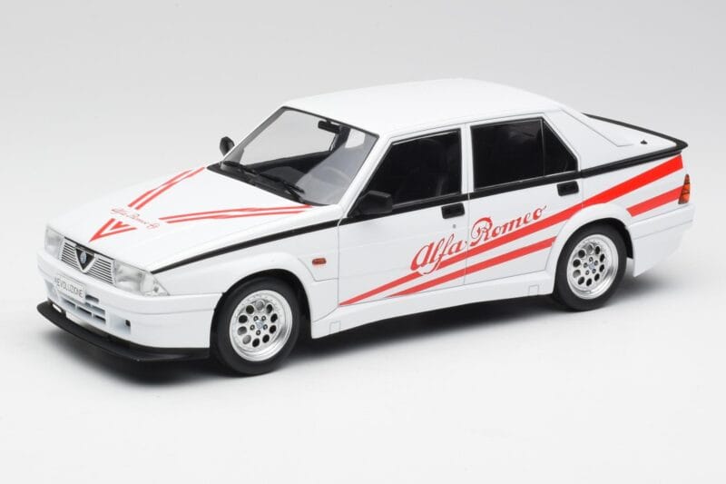 Alfa Romeo 75 Turbo Evoluzione Weiß MCG 1:18 MCG18430 Druckguss