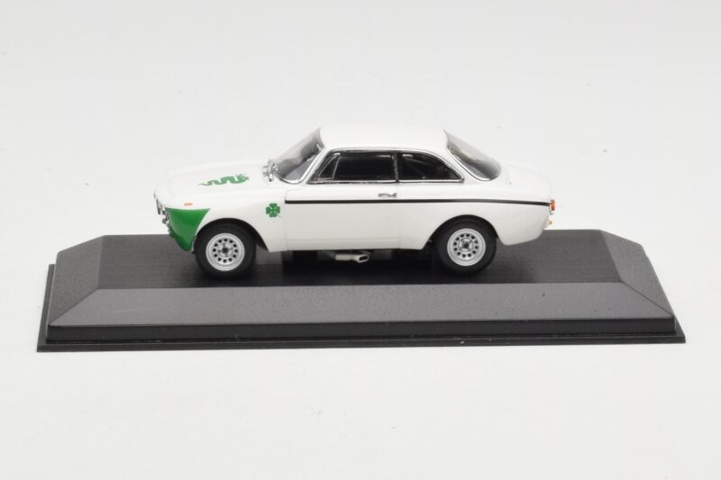 Alfa Romeo Giulia 1300 GTA Junior Weiß Minichamps 1:43 Alfa Romeo Giulia 1300 GTA Junior Weiß Minichamps 1:43 400120601 Druckguss
