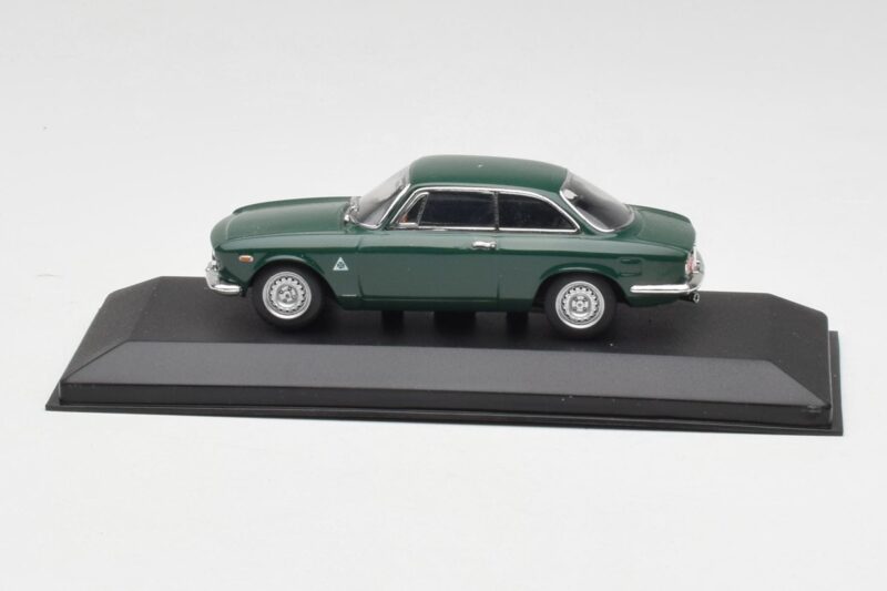 Alfa Romeo Giulia GTA 1300 Junior Grün Minichamps 1:43 ALFA010 Druckguss