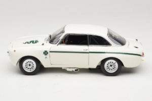 Alfa Romeo GTA 1300 Junior Weiß Minichamps 1:18 100120501 Druckguss — Bild 4 von 8