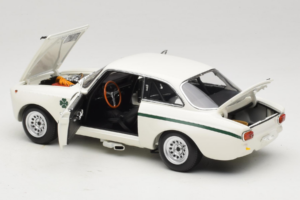 Alfa Romeo GTA 1300 Junior Weiß Minichamps 1:18 100120501 Druckguss — Bild 5 von 8