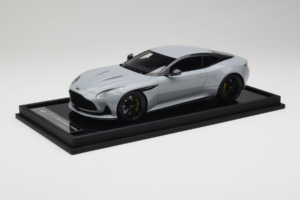 Aston Martin DB12 Nardo Gray MotorHelix 1:18 MH027NG Resin — Bild 2 von 7