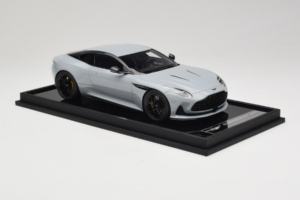 Aston Martin DB12 Nardo Gray MotorHelix 1:18 MH027NG Resin — Bild 4 von 7