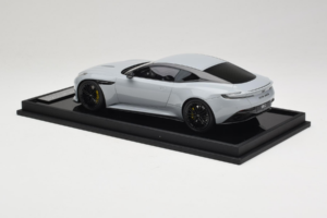 Aston Martin DB12 Nardo Gray MotorHelix 1:18 MH027NG Resin — Bild 5 von 7
