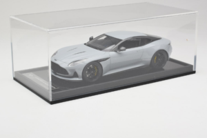 Aston Martin DB12 Nardo Gray MotorHelix 1:18 MH027NG Resin — Bild 6 von 7