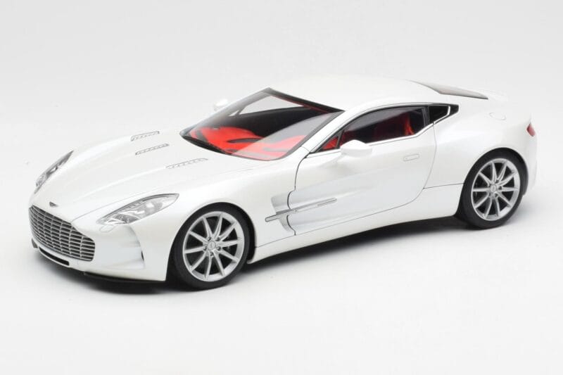 Aston Martin One-77 Morning Frost Weiß AUTOart 1:18 70244 Druckguss