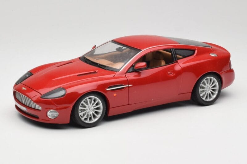 Aston Martin V12 Vanquish Rot Bburago 1:18 34063 Druckguss