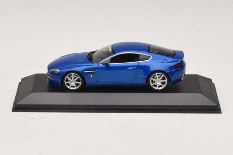 Aston Martin V8 Vantage Blue Metallic Minichamps 1:43 400137422 Druckguss