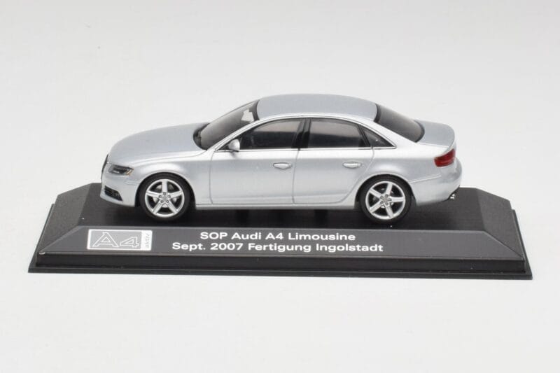 Audi A4 B8 3.2 Quattro Ice Silber Minichamps 1:43 5010704113 Druckguss