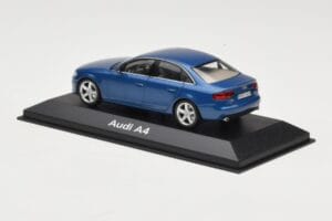 Audi A4 B8 3.2 Quattro Aruba Blue Minichamps 1:43 5010704123 Druckguss — Bild 3 von 4