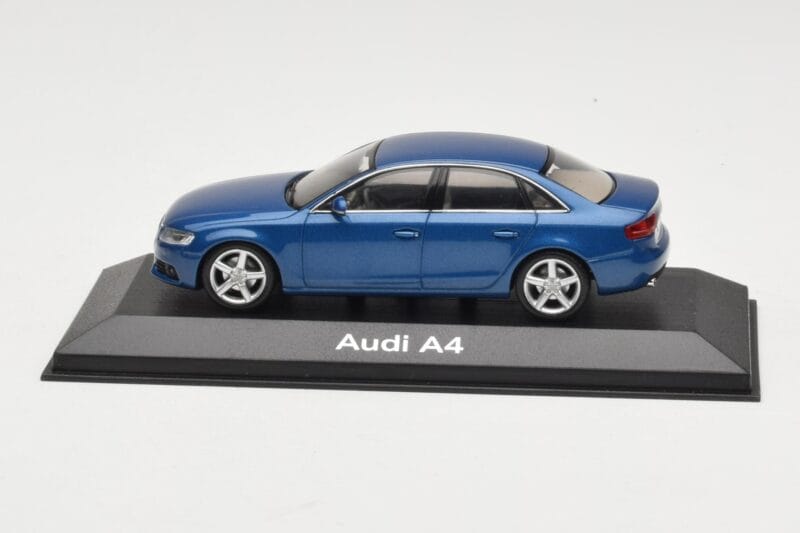 Audi A4 B8 3.2 Quattro Aruba Blue Minichamps 1:43 5010704123 Druckguss