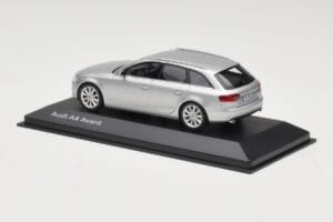 Audi A4 B8 Avant Ice Silver Minichamps 1:43 5011204213 Druckguss — Bild 3 von 4