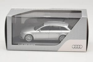 Audi A4 B8 Avant Ice Silver Minichamps 1:43 5011204213 Druckguss — Bild 4 von 4