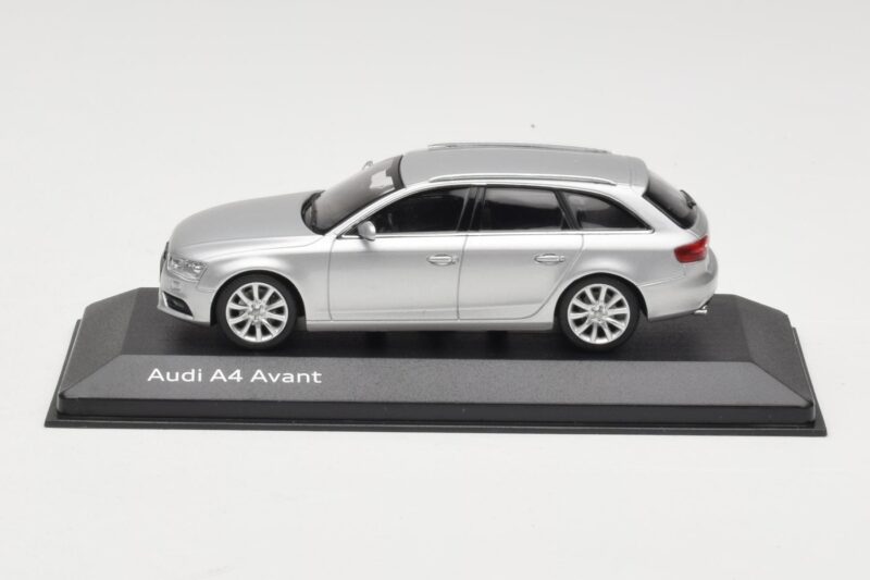 Audi A4 B8 Avant Ice Silver Minichamps 1:43 5011204213 Druckguss