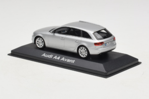 Audi A4 B8 Avant Ice Silver Minichamps 1:43 5011204213-R1 Druckguss — Bild 3 von 4