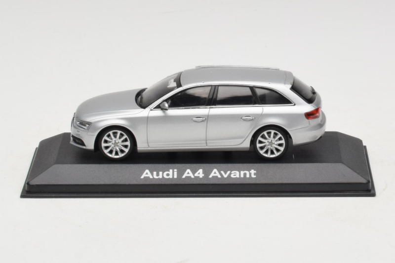 Audi A4 B8 Avant Ice Silver Minichamps 1:43 5011204213-R1 Druckguss