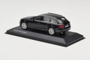 Audi A4 B8 Avant Phantom Black Minichamps 1:43 5011204223 Druckguss — Bild 3 von 4