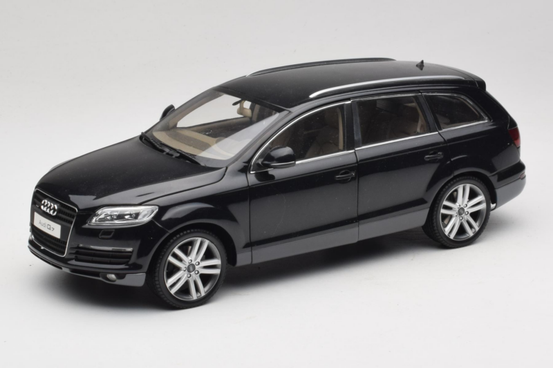 Audi Q7 Schwarz Kyosho 1:18 09221BK Druckguss