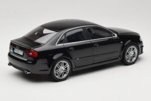 Audi RS4 B7 Sedan Phantom Black Minichamps 1:18 5010509115 Druckguss — Bild 3 von 8