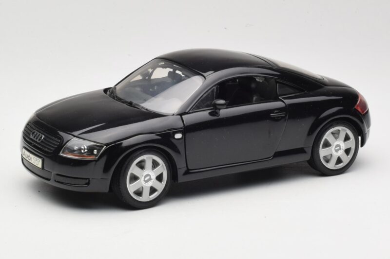 Audi TT 8N Schwarz Revell 1:18 08953 Druckguss