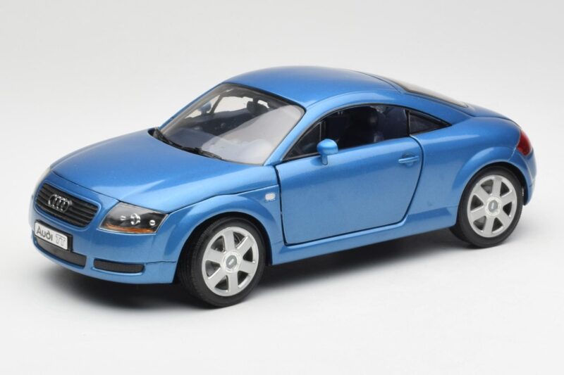 Audi TT 8N Blau Revell 1:18 8954 Druckguss